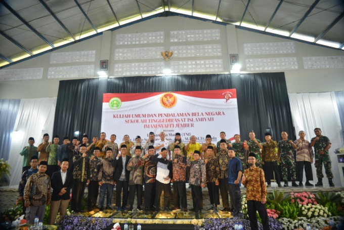 KOMITMEN: Laksamana Madya (TNI) Dr Ir Harjo Susmoro, S Sos, SH, MH, M Tr Opsla, foto bersama para dosen STDI Imam Syafi’i Jember usai memberikan materi kuliah umum. (Foto: Viona Alvioniza/Radar Jember)