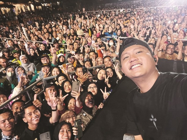 BERJUBEL: Denny Caknan disela-sela perform-nya menyempatkan diri berswafoto bersama dengan penonton konser Pemersatu Bangsa di Dira Kencong, Rabu (1/2).