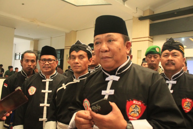 MENJELASKAN: Bupati Jember Hendy Siswanto berencana membangun tugu bersama. FOTO: SUTAN CADENA/RADAR JEMBER