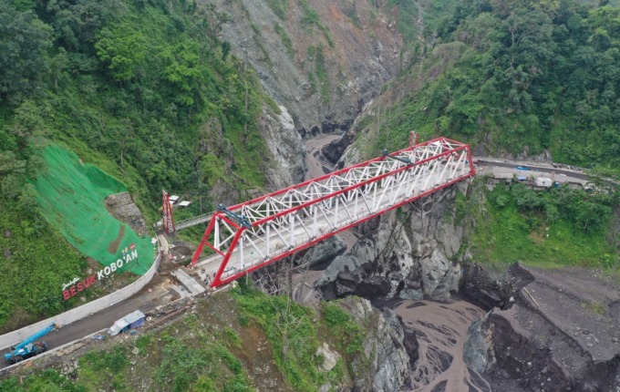 TAHAP AKHIR: Pantauan udara jembatan baru Geladak Perak di Desa Sumberwuluh, Kecamatan Candipuro. Memasuki tahap akhir, diperkirakan jembatan bisa dilalui mendekati Hari Raya Idul Fitri.