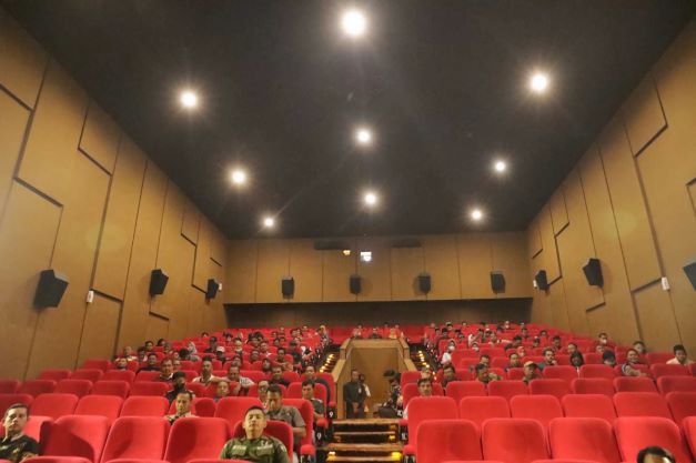 NOBAR: Pemkab Lumajang bersama para undangan nobar film “Usap Pilu Semeru” di Mopic Cinema, Tompokersan, kemarin. Film buatan pemkab berkolaborasi dengan jurnalis ini resmi dirilis.