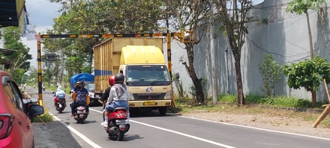 MELANGGAR: Salah satu kendaraan besar masuk ke jalan sempit dan membuat kemacetan.