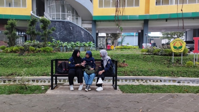 SEMANGAT: Mahasiswa Unej berdiskusi di luar jam kuliah di depan gedung LP3M Unej.