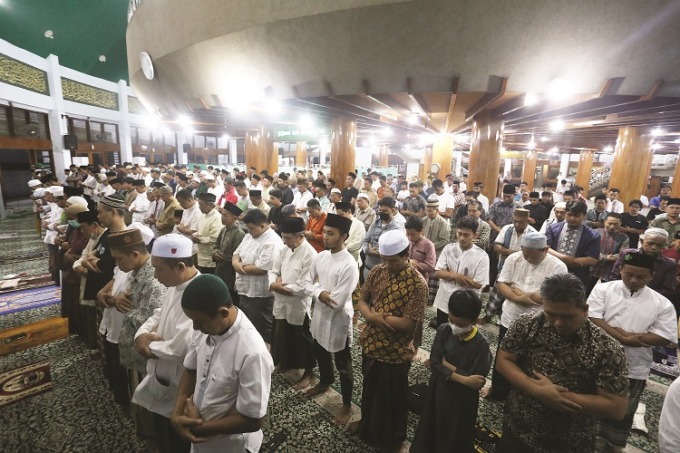 KHUSYUK: Jamaah melangsungkan salat Tarawih di Masjid Jami Al Baitul Amien, Rabu (22/3) malam.