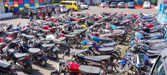 MIRIP BENGKEL: Halaman parkir Satlantas Polres Jember di Sumbersari mirip bengkel dadakan setelah pemilik kendaraan membongkar pasang knalpot, ban, dan velg yang tidak standar.