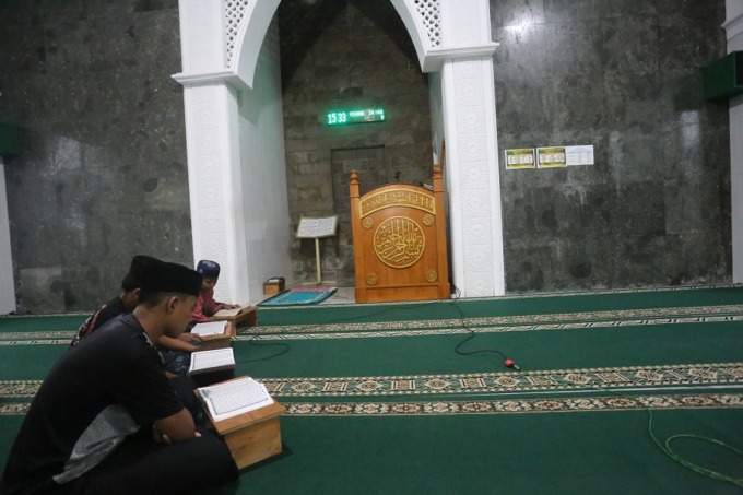NGAJI BERSAMA: Anak-anak sekitar Masjid Al Munawaroh di Kelurahan Karangrejo, Kecamatan Sumbersari, giat mengaji menjelang buka puasa.