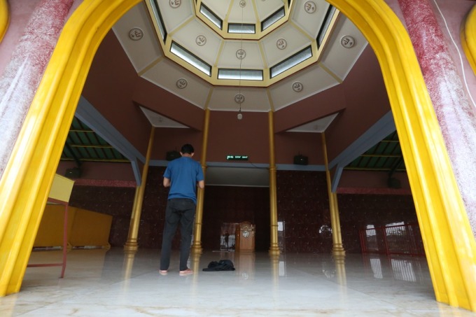 SEJUK: Suasana di dalam Masjid Muhammad Cheng Hoo menyenangkan siapa saja yang singgah dan beribadah.