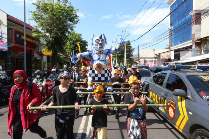 SAMBUT NYEPI: Siswa mengangkat ogoh-ogoh untuk memperingati Hari Raya Nyepi di SD Tiga Bahasa Rukun Harapan, Jember, kemarin (20/3).