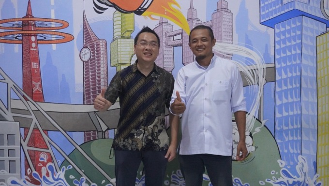 KOMPAK: Rusli Ardi, Branch Manager Auto 2000 Jember Area, foto bersama GM Jawa Pos Radar Jember MS Rasyid di kantor Radar Jember, kemarin.   