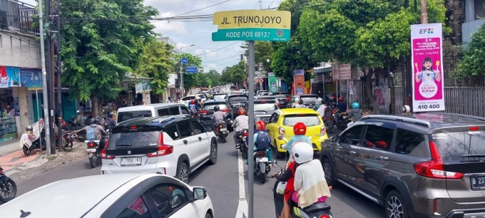 MACET: Jalan Trunojoyo mulai macet saat jam pulang sekolah dan menjelang waktu berbuka puasa.