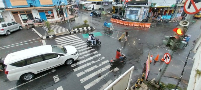 KURANG HATI-HATI: Pengendara sepeda motor dan mobil dari Jalan Trunojoyo masih banyak yang menerobos lampu merah.