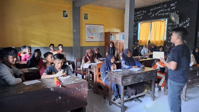 KONSENTRASI: Siswa SD saat mengikuti pembelajaran Pramuka. 
