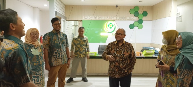 MENINJAU: Asesor dari KIBI, dr Bermansyah SpB FCSI BTKV(K) VE (tengah), saat meninjau ke beberapa ruangan RSD dr Soebandi.