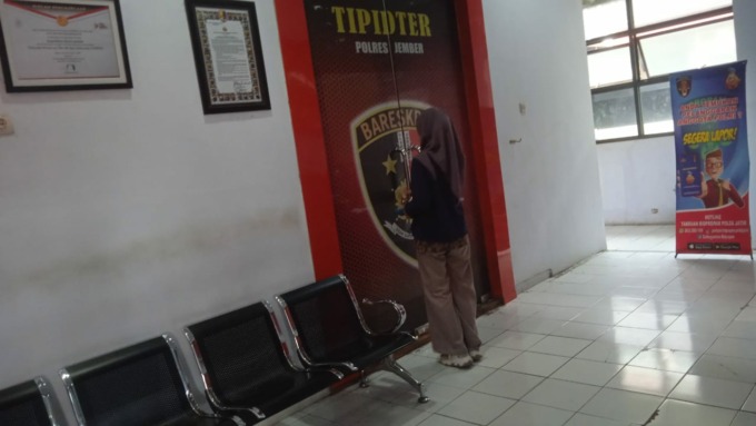 CARI KEADILAN: Korban penipuan berkedok arisan daring dan investasi melapor ke polisi dengan mendatangi Unit Pidana Tertentu Satreskrim Polres Jember, belum lama ini.
