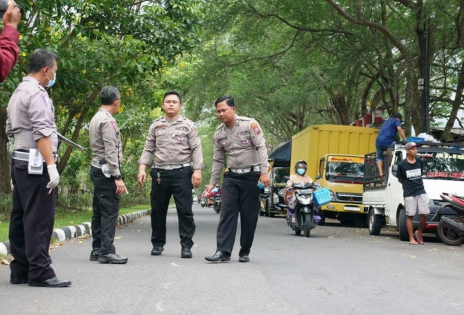 CARI BUKTI: Personel Satlantas Polres Lumajang saat melakukan olah TKP kecelakaan di Embong Kembar, Jalan Gubernur Suryo, Kelurahan Tompokersan, Lumajang, tadi siang. (FOTO: Muhammad Sidkin Ali/Rame)