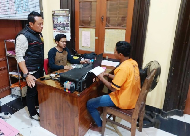 DIAMANKAN: Mohammad Arifin, tersangka pengedar ribuan pil koplo saat menjalani pemeriksaan di Polres Bondowoso. (Humas Polres untuk Radar Ijen)