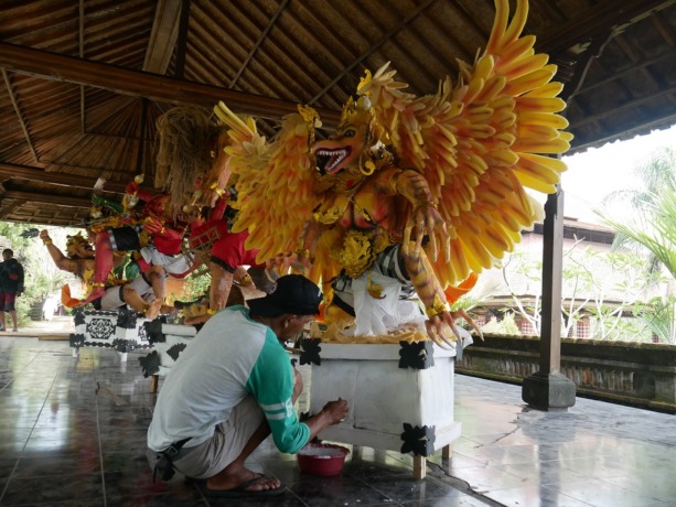 MENUJU NYEPI: Salah satu warga membuat ogoh-ogoh di Pura Mandhara Giri Semeru Agung Senduro. Nantinya ogoh-ogoh ini akan diarak di jalanan sekitar pura sehari sebelum ibadah Nyepi.