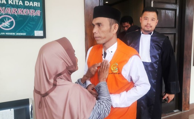 TANGIS HARU: Terdakwa Sutono, 42, dipeluk ibundanya seusai menjalani sidang di Pengadilan Negeri Jember, Senin (27/3). (FOTO: Faqih Humaini/Radar Jember)