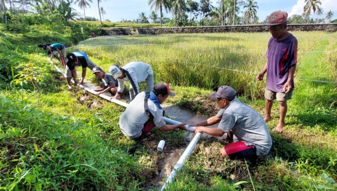 PASANG PIPA BARU: Puluhan warga memasang pipa baru untuk mengalirkan air bersih ke rumah penduduk dan masjid, Rabu (29/3). (FOTO: Jumai/ Radar Jember)
