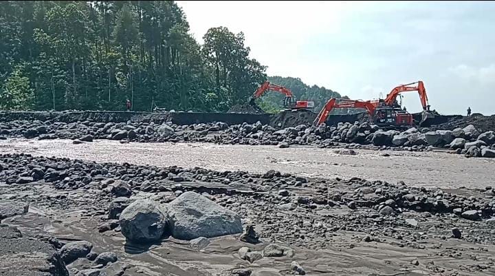 BARU: Sejumlah petugas BBWS Brantas saat melakukan pembukaan jalur di aliran Kali Regoyo, Dusun Sumberlangsep, Desa Jugosari, Kecamatan Candipuro, kemarin.
