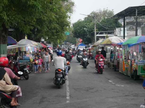 RAMAI: Suasana pedagang kaki lima di jalan sirip seputar Alun-Alun Lumajang, kemarin. Menjelang Magrib, banyak masyarakat membeli jajanan takjil untuk berbuka puasa.
