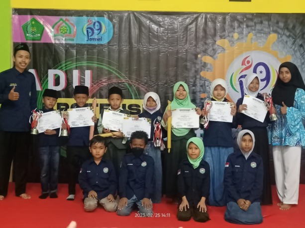 UKIR PRESTASI: Siswa-siswi MI Unggulan Nuris Jember bawa pulang medali juara dalam kompetisi Pekan Olahraga, Matematika, IPA, dan Seni (Potensi IX) di MTsN 2 Jember, Minggu, 26 Februari.