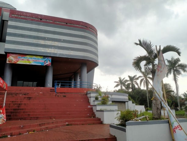 KURANG TERAWAT: GOR PKPSO Jember tampak kumuh karena kerap kotor.