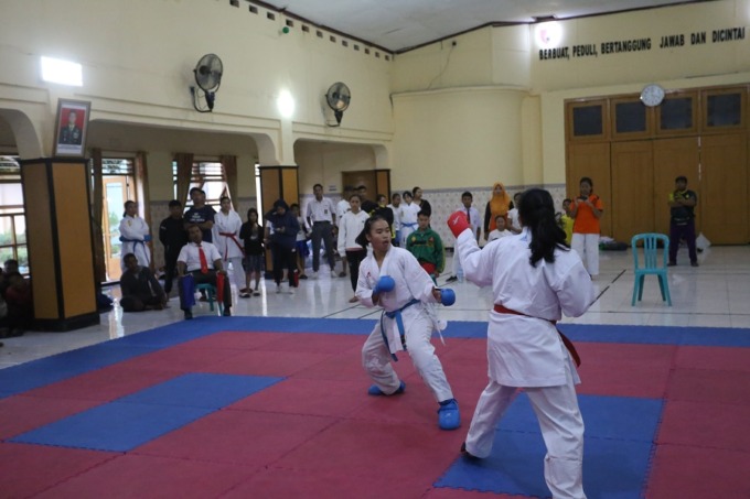 SELEKSI PERDANA: Beberapa atlet melakukan seleksi karate kata beregu di aula Kodim 0824, kemarin (14/3).
