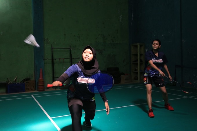 ASAH KEMAMPUAN: Atlet bulutangkis putri Jember menjalani latihan rutin di Lapangan Bulutangkis PB DMG. Mendekati Porprov Jatim, KONI Jember bakal memberikan instruksi untuk mewajibkan seluruh cabor lakukan seleksi.