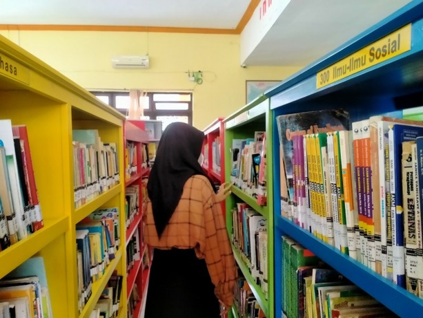 NYAMAN: Suasana Perpusda Jember yang mulai ada kenaikan pembaca.