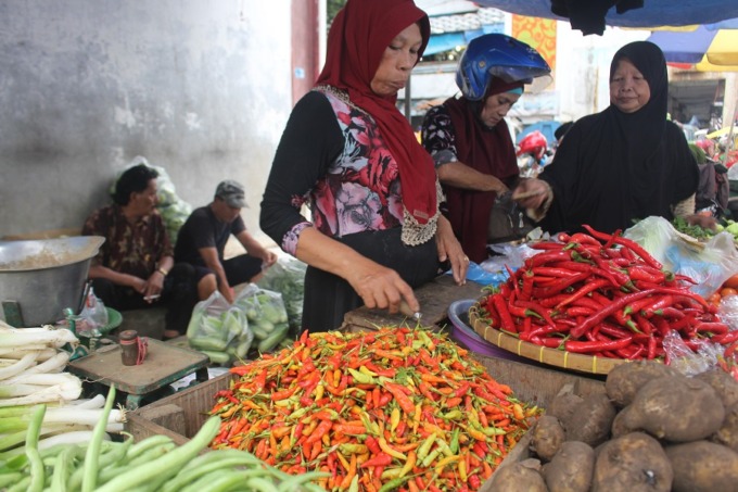 MENJUAL: Potret salah satu penjual cabai di Pasar Tanjung.