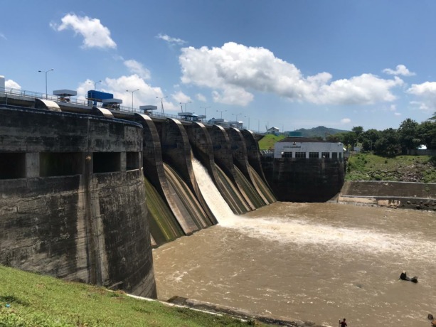 MENAKJUBKAN: Suasana kemegahan dan keindahan Bendungan Sampean Baru saat siang hari.