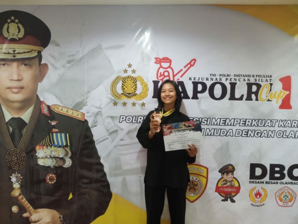 MEMBANGGAKAN: Ariella Jessica Maheswara, atlet silat SMAN 1 Tenggarang. Dia meraih juara 3 dalam kejuaraan nasional Pencak Silat Kapolri Cup 2023 di Jakarta. (SMAN 1 Tenggarang untuk Radar Ijen)