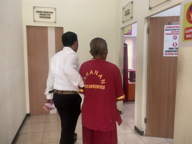MIRIS: Kakek pelaku persetubuhan anak di bawah umur ketika dibawa anggota Satreskrim Polres Bondowoso untuk dilakukan pemeriksaan.