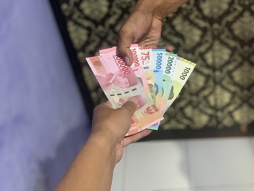 WASPADA: Meski penawarannya cukup mudah, biasanya pinjol ilegal dapat berdampak buruk bagi masyarakat.
