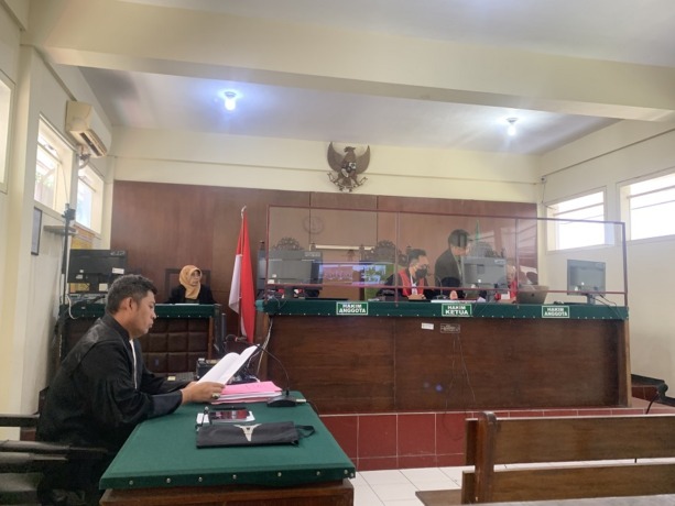 TEGAS: Suasana sidang kasus pembunuhan yang menewaskan driver ojol di Bondowoso, kemarin (21/3).