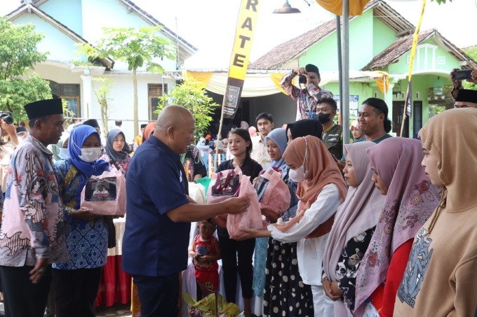 TEKAN AKI/AKB: Bupati Jember Hendy Siswanto memberikan paket asupan gizi kepada ibu hamil dan balita saat kegiatan J-Berbagi di Masjid Nurul Huda, Kecamatan Mayang, (30/3) kemarin.