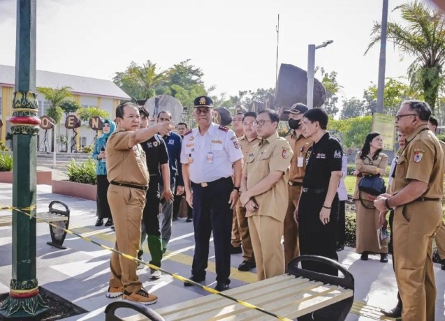 SIAPKAN PERESMIAN: Bupati Jember Hendy Siswanto memantau jalannya pembangunan Kampung Kreatif JFC di RTH Arjasa, pagi kemarin (6/3). Foto: PEMKAB JEMBER UNTUK RADAR JEMBER