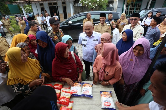 MENDEKAT: Ibu-ibu Desa Lojejer, Wuluhan, yang kaget ada Bupati Jember Hendy Siswanto yang tiba-tiba meninjau pasar murah.
