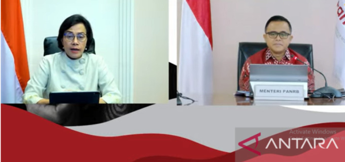 Menteri Keuangan (Menkeu) Sri Mulyani (kiri) berbicara dalam konferensi pers Tunjangan Hari Raya (THR) dan Gaji ke-13 yang dipantau virtual di Jakarta, Rabu (29/3/2023).