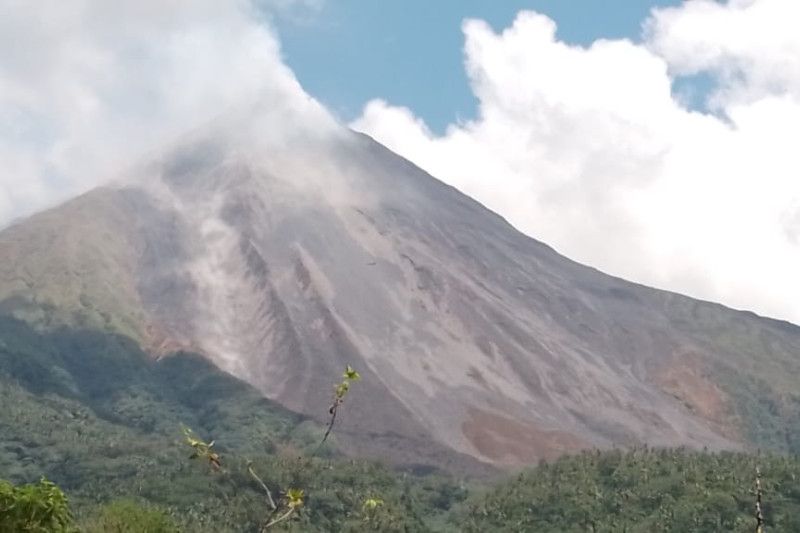 Pos Pengamatan Gunung Api Karangetang, Kabupaten Kepulauan Sitaro, Sulawesi Utara (Sulut) mencatat sebanyak empat kali terjadi awan panas guguran setelah erupsi pada 8 Februari lalu.