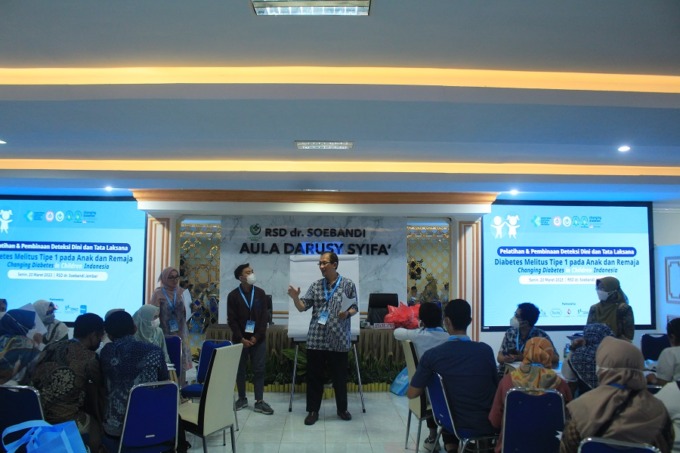 TRANSFER ILMU: Ketua UKK Pediatri IDAI Pusat Dr dr Muhammad Faizi SpA (K) saat menjelaskan diabetes melitus anak dan remaja kepada peserta yang terdiri atas dokter spesialis anak, dokter umum, hingga perawat, kemarin (20/3), di RSD dr Soebandi.