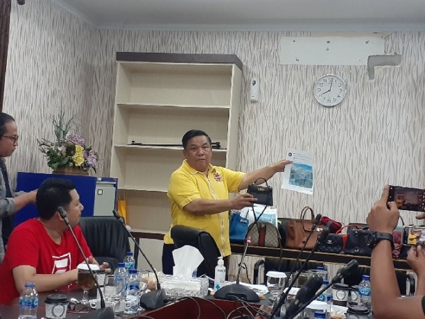Viral beredar foto-foto di salah satu akun media sosial, istri Sekretaris Daerah Provinsi (Sekdaprov) Riau SF Hariyanto pamer harta.