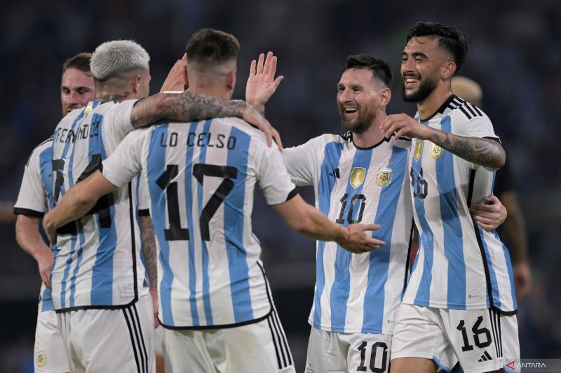 Para pemain Argentina merayakan gol Enzo Fernandez (kiri) setelah mencetak gol keempat timnya dalam pertandingan persahabatan melawan Curacao di Madre de Ciudades pada 28 Maret 2023.