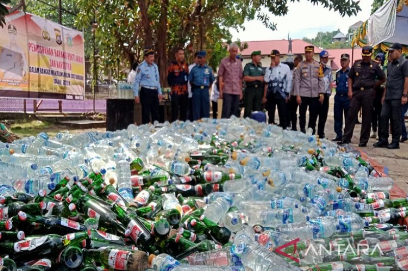 Polres Baubau bersama dengan instansi terkait memusnahkan ribuan botol minuman keras dan narkotika jenis sabu dalam rangka menjelang masuknya bulan Suci Ramadhan 1444 Hijriah.