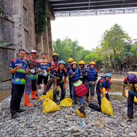 PUNGUT SAMPAH: Kegiatan bersih-bersih sampah dilakukan Muhammad Arifin bersama WCDI. Foto: MUHAMMAD ARIFIN UNTUK RADAR JEMBER