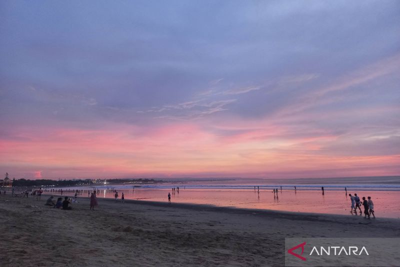 Suasana matahari terbenang di kawasan wisata Pantai Kuta, Badung, Bali, Kamis (23/3/2023