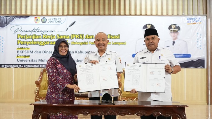 SINERGI: Wakil Rektor I Unmuh Jember Dr Emy Kholifah (kiri) seusai melakukan penandatangan kerja sama dengan BKPSDM dan Dispendik Kabupaten Jember di Aula PB Sudirman, Rabu kemarin.