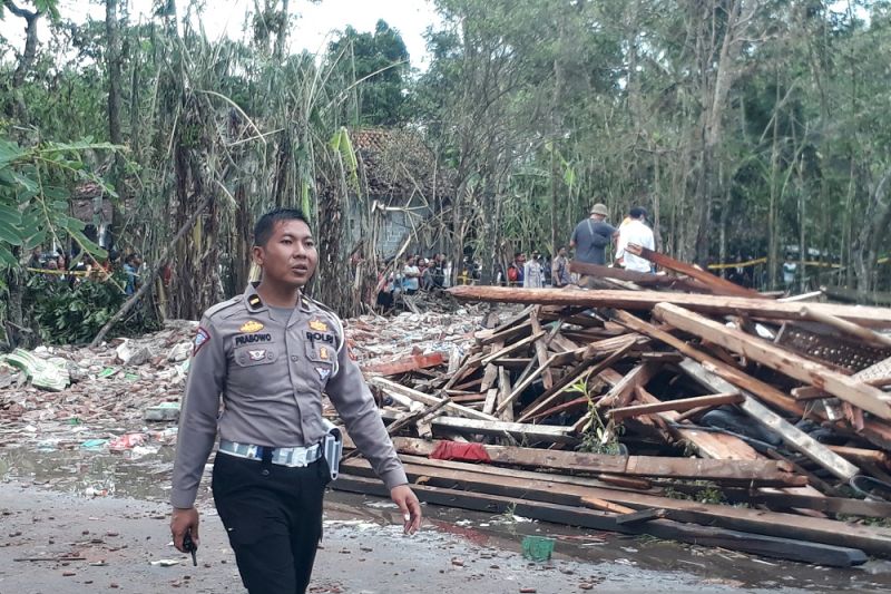 Kondisi rumah yang hancur akibat ledakan bubuk mesiu di Dusun Tegalrejo, Desa Karangbendo, Kecamatan Ponggok, Kabupaten Blitar, Jawa Timur.