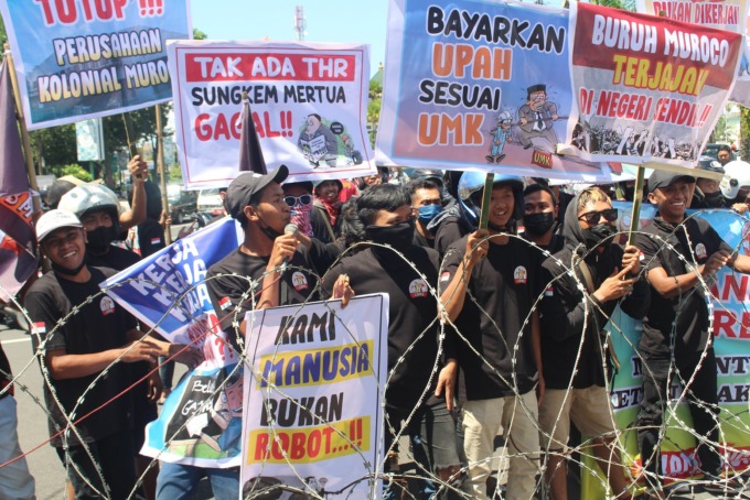 LAKUKAN ORASI: Demonstrasi yang mengatasnamakan GBMB menuntut haknya ke pihak perusahaan kayu PT Muroco, di Desa/Kelurahan Arjasa, Kamis (10/3).